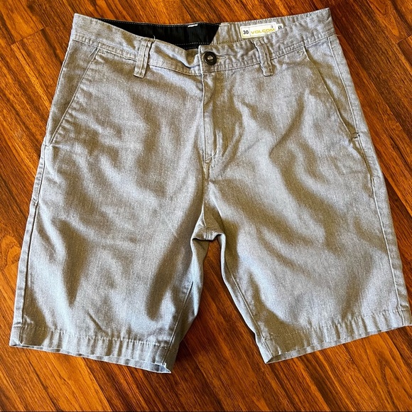 Volcom Other - Volcom mens LIGHT gray shorts size 30
